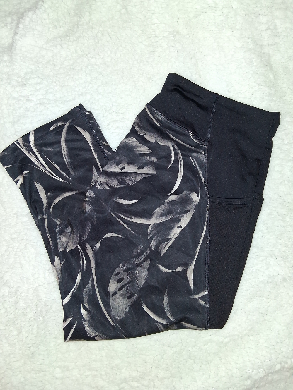 tek gear Black Floral-Print High-Rise Capris